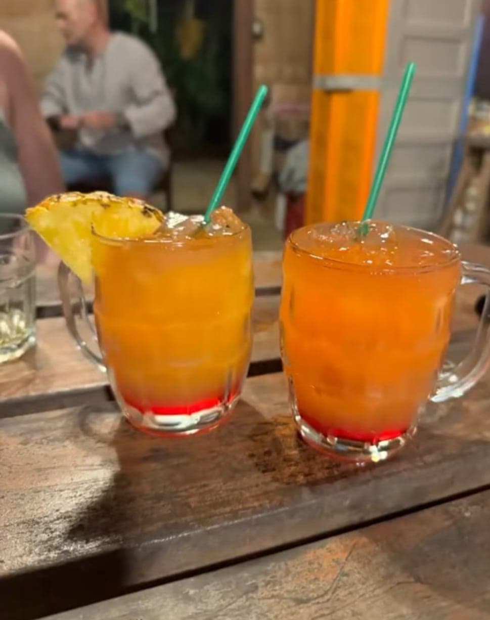 Míchané drinky na baru v české hospodě