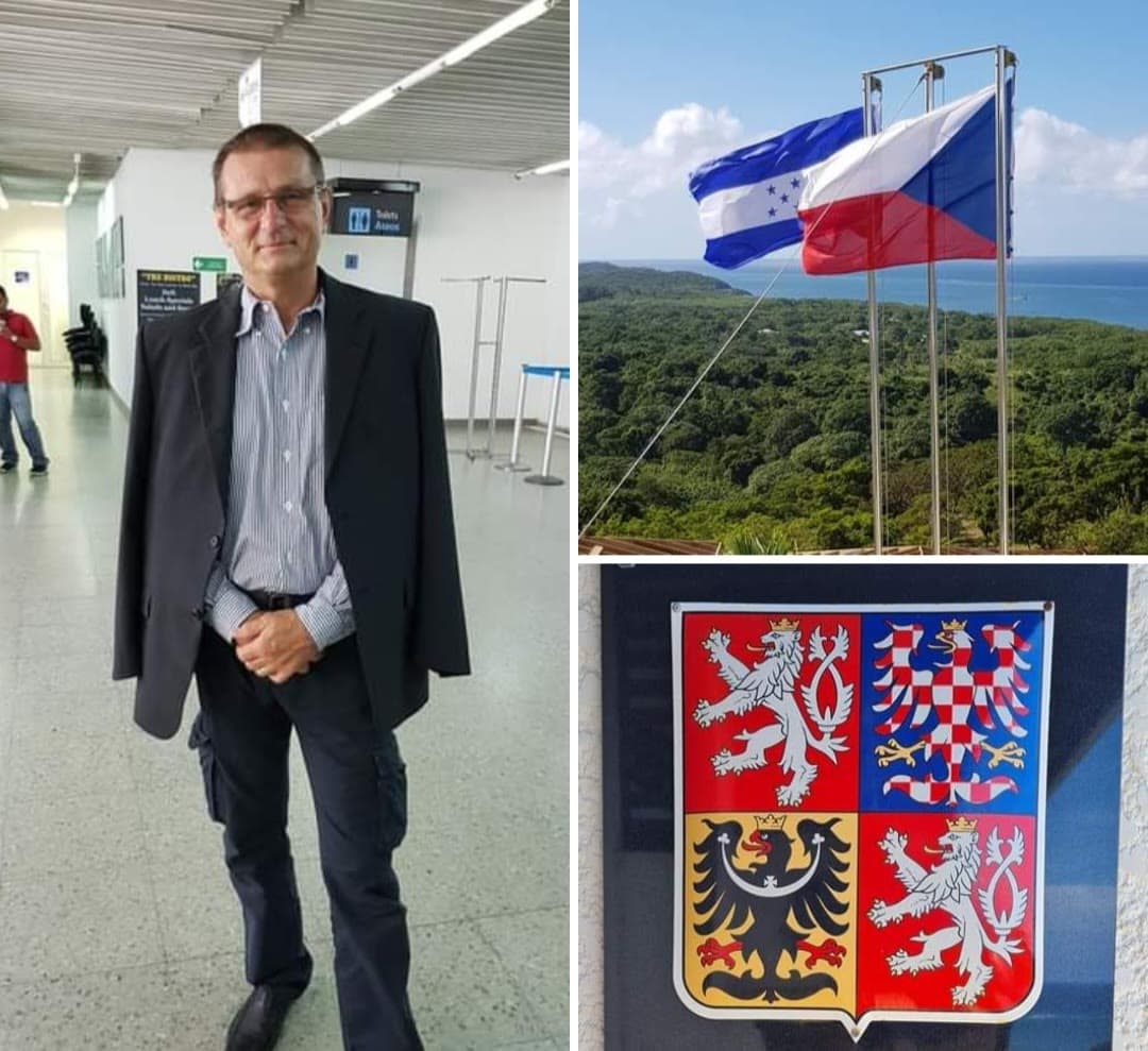 Vlajky ČR a Hondurasu nad ostrovem a státní znak České republiky