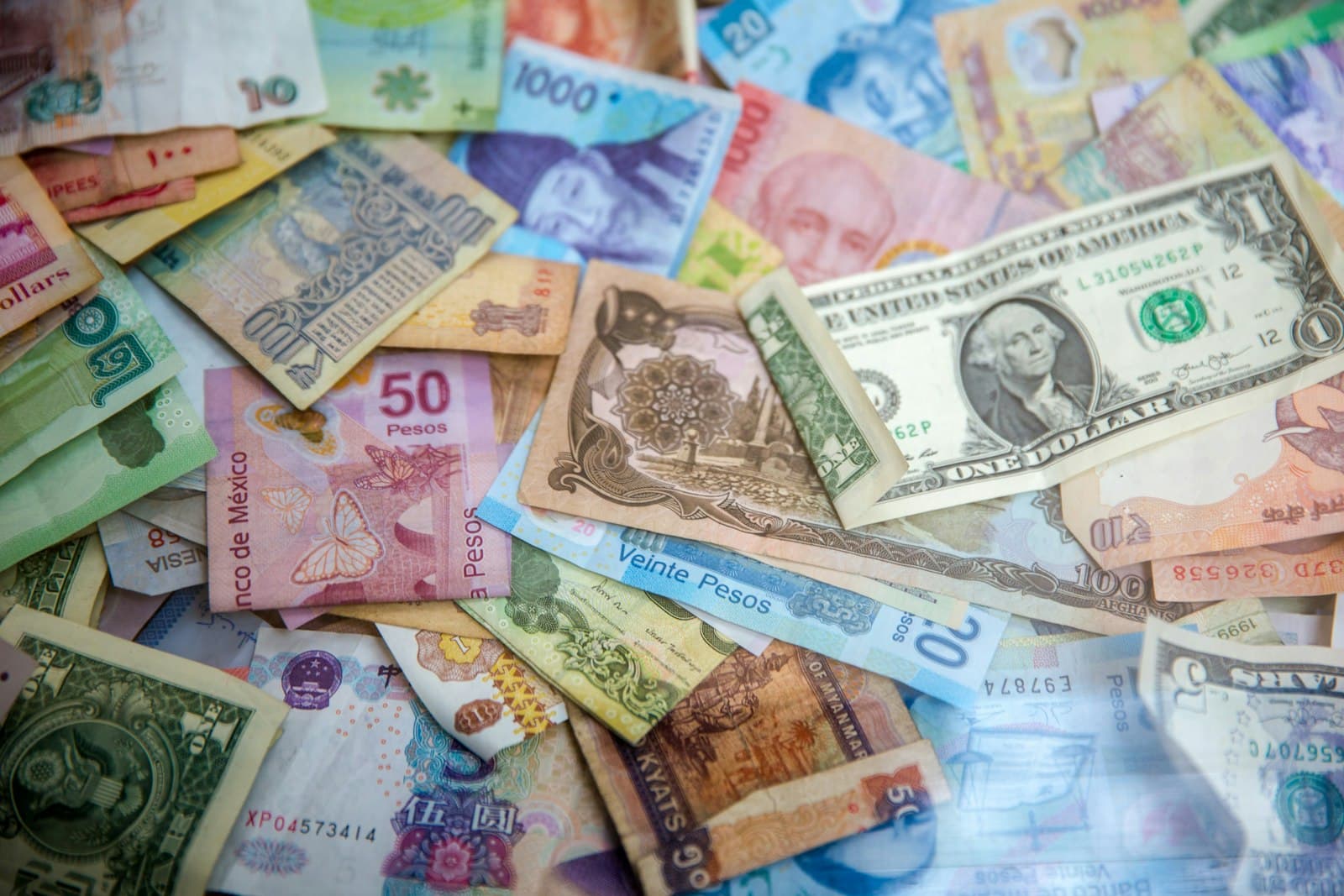 Bankovky různých měn světa s americkým dolarem